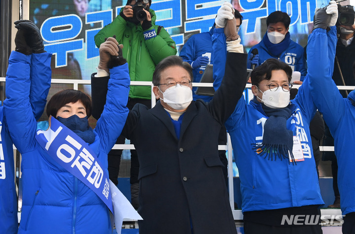 [서울=뉴시스] 국회사진기자단 = 이재명 더불어민주당 대선 후보가 17일 서울 성동구 왕십리역에서 유세를 열고 지지를 호소하고 있다. 2022.02.17. photo@newsis.com