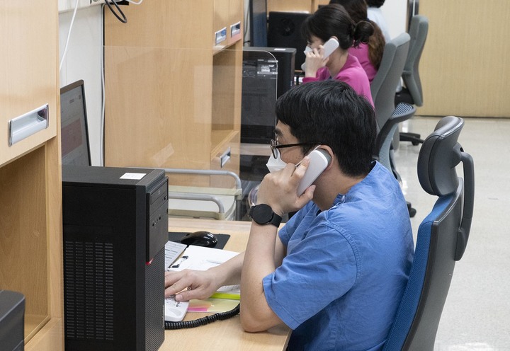 [서울=뉴시스] 지난 17일 경기 수원시 경기도의료원 수원병원 코로나19 재택치료 의료상담센터에서 의료진들이 업무를 보고 있다. (사진=보건복지부 제공) 2022.02.17. photo@newsis.com *재판매 및 DB 금지