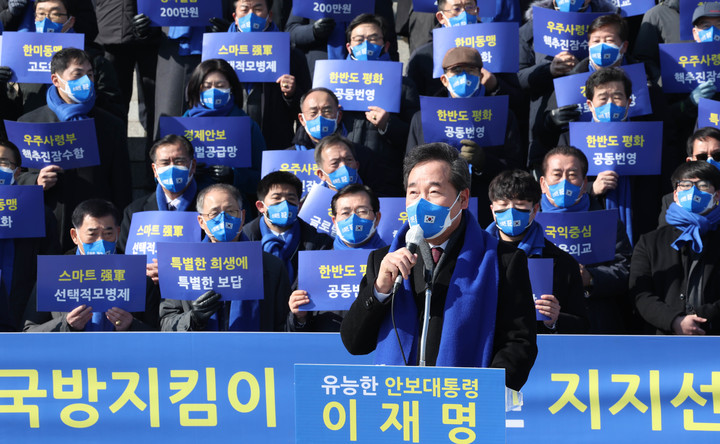 [서울=뉴시스] 최진석 기자 = 이낙연 더불어민주당 총괄선대위원장이 17일 오후 서울 여의도 국회 본청 앞에서 열린 안보전문가·국방지킴이 3000인 더불어민주당 이재명 대선 후보 지지선언에서 발언하고 있다. (공동취재사진) 2022.02.17. photo@newsis.com