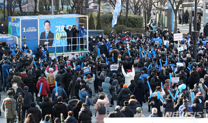 [서울=뉴시스] 국회사진기자단 = 이재명 더불어민주당 대선 후보가 17일 서울 성동구 왕십리역에서 유세를 열고 지지를 호소하고 있다. 2022.02.17. photo@newsis.com