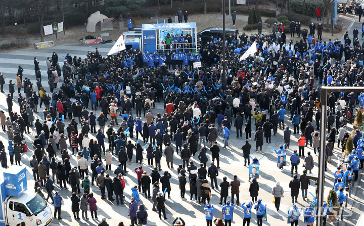 [서울=뉴시스] 국회사진기자단 = 이재명 더불어민주당 대선 후보가 17일 서울 성동구 왕십리역에서 유세를 열고 지지를 호소하고 있다. 2022.02.17. photo@newsis.com