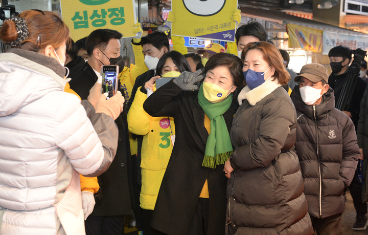 [울산=뉴시스] 배병수 기자 = 심상정 정의당 대선 후보가 17일 오후 울산 남구 신정시장을 방문해 시민과 기념촬영을 하고 있다. 2022.02.17. bbs@newsis.com