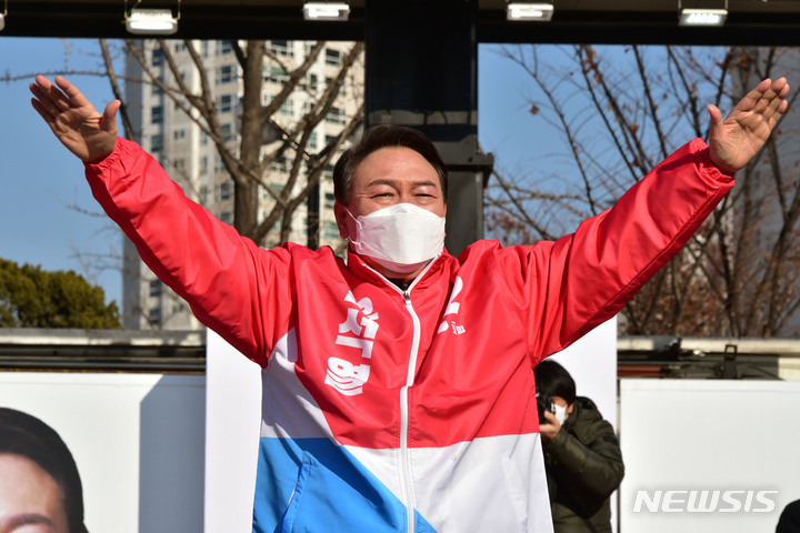 [서울=뉴시스] 국회사진기자단 = 윤석열 국민의힘 대선후보가 17일 서울 서초구 고속버스터미널에서 열린 '공정, 상식, 법치의 대한민국!' 서초 유세에서 지지를 호소하고 있다. 2022.02.17. photo@newsis.com