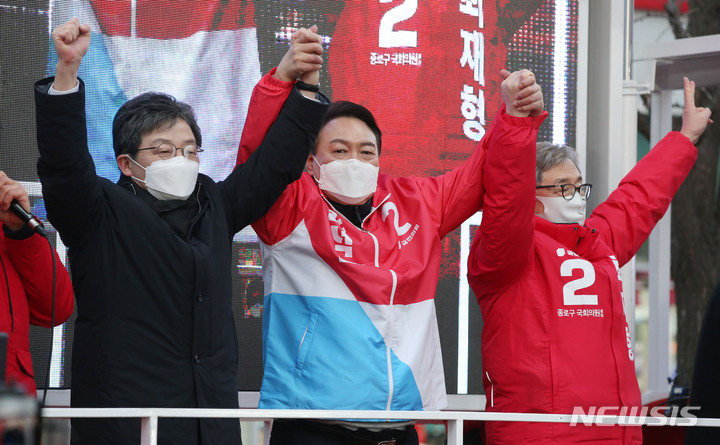 [서울=뉴시스] 국회사진기자단 = 윤석열 국민의힘 대선 후보가 17일 서울 종로구 동묘앞역 앞에서 유승민 전 의원, 최재형 종로 국회의원 후보와 함께 지지를 호소하고 있다. 2022.02.17. photo@newsis.com