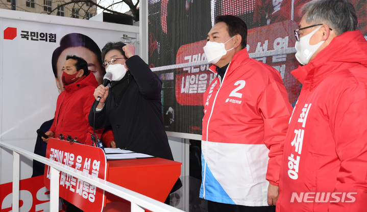 [서울=뉴시스] 국회사진기자단 = 유승민 국민의힘 전 의원이 17일 서울 종로구 동묘앞역 앞에서 윤석열 국민의힘 대선 후보 지지를 호소하고 있다. 2022.02.17. photo@newsis.com