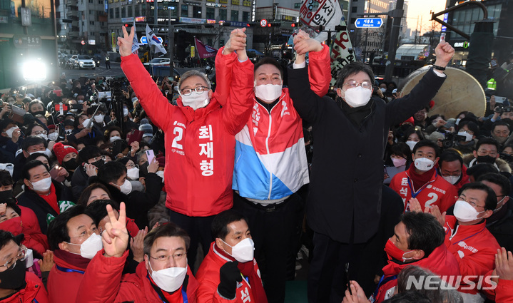 [서울=뉴시스] 국회사진기자단 = 윤석열 국민의힘 대선 후보가 17일 서울 종로구 동묘앞역 앞에서 유승민 전 의원, 최재형 종로 국회의원 후보와 함께 지지를 호소하고 있다. 2022.02.17. photo@newsis.com