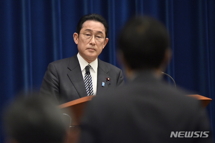 [도쿄(일본)=AP/뉴시스]지난 17일 일본 도쿄 총리 관저에서 기시다 후미오 일본 총리가 기자회견을 가지고 질문을 경청하고 있다. 2022.02.18.