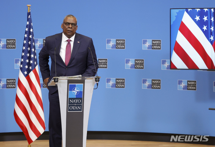 [브뤼셀=AP/뉴시스]로이드 오스틴 미국 국방장관이 17일(현지시간) 브뤼셀 북대서양조약기구(NATO·나토) 본부에서 기자회견을 하고 있다. 2022.02.17.