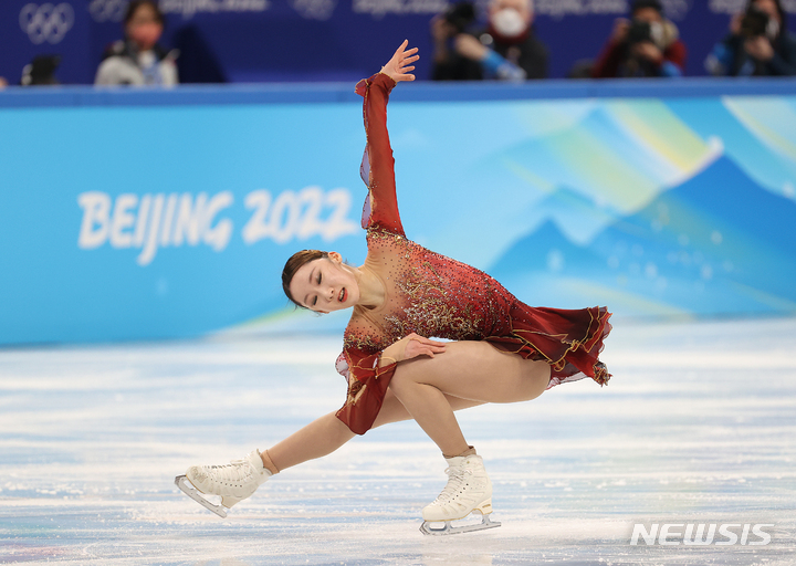 [베이징(중국)=뉴시스] 김병문 기자 = 17일 오후 중국 베이징 캐피털 실내경기장에서 열린 2022 베이징동계올림픽 피겨 스케이팅 여자 싱글 프리스케이팅에서 한국 김예림이 연기를 하고 있다. 2022.02.17. dadazon@newsis.com