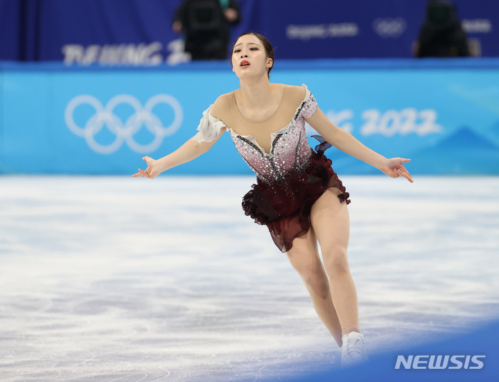 [베이징(중국)=뉴시스] 김병문 기자 = 17일 오후 중국 베이징 캐피털 실내경기장에서 열린 2022 베이징동계올림픽 피겨 스케이팅 여자 싱글 프리스케이팅에서 한국 유영이 연기를 하고 있다.2022.02.17. dadazon@newsis.com