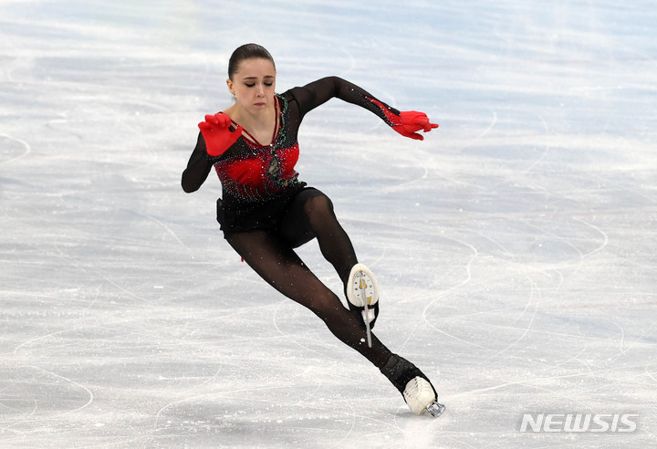 [베이징(중국)=뉴시스] 고범준 기자 = 17일 오후 중국 베이징 캐피털 실내경기장에서 열린 2022 베이징동계올림픽 피겨 스케이팅 여자 싱글 프리스케이팅에서 카밀라 발리예바(러시아 올림픽 위원회·ROC)가 연기를 하고 있다. 2022.02.17. bjko@newsis.com
