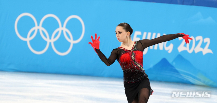 [베이징(중국)=뉴시스] 고범준 기자 = 17일 오후 중국 베이징 캐피털 실내경기장에서 열린 2022 베이징동계올림픽 피겨 스케이팅 여자 싱글 프리스케이팅에서 카밀라 발리예바(러시아 올림픽 위원회·ROC)가 연기를 하고 있다. 2022.02.17. bjko@newsis.com
