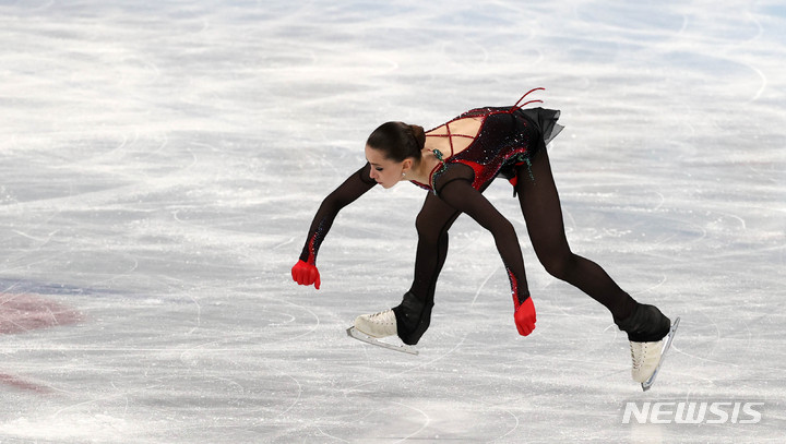 [베이징(중국)=뉴시스] 고범준 기자 = 17일 오후 중국 베이징 캐피털 실내경기장에서 열린 2022 베이징동계올림픽 피겨 스케이팅 여자 싱글 프리스케이팅에서 카밀라 발리예바(러시아 올림픽 위원회·ROC)가 연기를 하던 중 넘어지고 있다. 2022.02.17. bjko@newsis.com