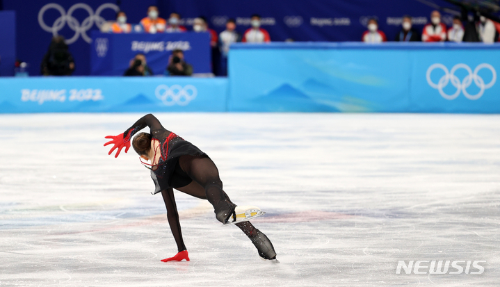 [베이징(중국)=뉴시스] 김병문 기자 = 17일 오후 중국 베이징 캐피털 실내경기장에서 열린 2022 베이징동계올림픽 피겨 스케이팅 여자 싱글 프리스케이팅에서 금지약물(도핑) 적발에도 불구하고 출전한 러시아올림픽위원회(ROC) 카밀라 발리예바가 넘어지고 있다. 2022.02.17. dadazon@newsis.com