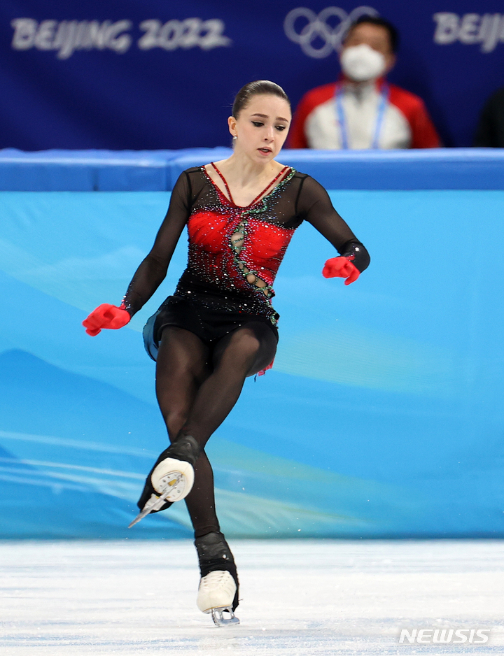 [베이징(중국)=뉴시스] 김병문 기자 = 17일 오후 중국 베이징 캐피털 실내경기장에서 열린 2022 베이징동계올림픽 피겨 스케이팅 여자 싱글 프리스케이팅에서 금지약물(도핑) 적발에도 불구하고 출전한 러시아올림픽위원회(ROC) 카밀라 발리예바가 넘어지고 있다. 2022.02.17. dadazon@newsis.com