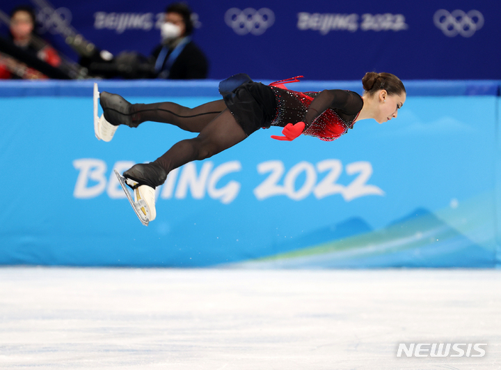 [베이징(중국)=뉴시스] 김병문 기자 = 17일 오후 중국 베이징 캐피털 실내경기장에서 열린 2022 베이징동계올림픽 피겨 스케이팅 여자 싱글 프리스케이팅에서 금지약물(도핑) 적발에도 불구하고 출전한 러시아올림픽위원회(ROC) 카밀라 발리예바가 연기를 하고 있다. 2022.02.17. dadazon@newsis.com