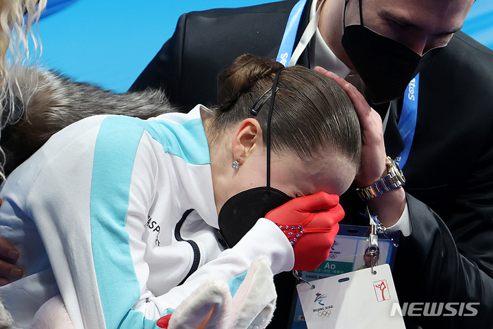 [베이징(중국)=뉴시스] 고범준 기자 = 17일 오후 중국 베이징 캐피털 실내경기장에서 열린 2022 베이징동계올림픽 피겨 스케이팅 여자 싱글 프리스케이팅에서 금지약물(도핑) 적발에도 불구하고 출전한 러시아올림픽위원회(ROC) 카밀라 발리예바가 연기를 마치고 4위르 성적을 받고 눈물을 흘리고 있다. 2022.02.17. bjko@newsis.com