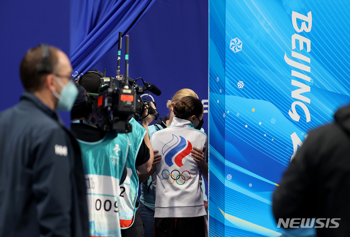 [베이징(중국)=뉴시스] 고범준 기자 = 17일 오후 중국 베이징 캐피털 실내경기장에서 열린 2022 베이징동계올림픽 피겨 스케이팅 여자 싱글 프리스케이팅에서 금지약물(도핑) 적발에도 불구하고 출전한 러시아올림픽위원회(ROC) 카밀라 발리예바가 연기를 마치고 4위르 성적을 받고 눈물을 흘리고 있다. 2022.02.17. bjko@newsis.com