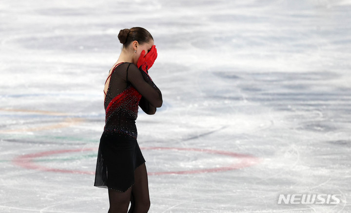 [베이징(중국)=뉴시스] 고범준 기자 = 17일 오후 중국 베이징 캐피털 실내경기장에서 열린 2022 베이징동계올림픽 피겨 스케이팅 여자 싱글 프리스케이팅에서 카밀라 발리예바(러시아 올림픽 위원회·ROC)가 연기를 마치고 두 손으로 얼굴을 가리고 있다. 2022.02.17. bjko@newsis.com