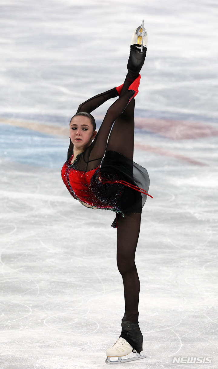 [베이징(중국)=뉴시스] 고범준 기자 = 17일 오후 중국 베이징 캐피털 실내경기장에서 열린 2022 베이징동계올림픽 피겨 스케이팅 여자 싱글 프리스케이팅에서 카밀라 발리예바(러시아 올림픽 위원회·ROC)가 연기를 하고 있다. 2022.02.17. bjko@newsis.com