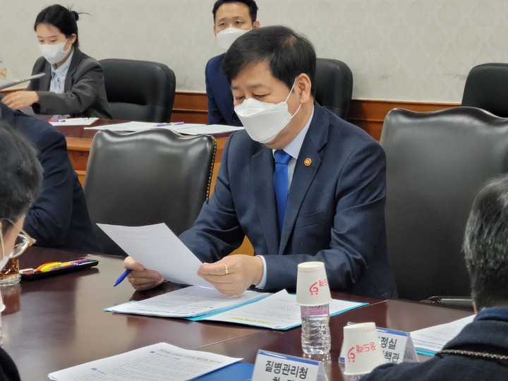 [서울=뉴시스] 사진은 이재명 정부 첫 기획재정부 장관으로 지명된 구윤철 서울대 경제학부 특임교수가 국무조정실장 시절인 2022년 2월 18일&nbsp; 선거지원 방역상황 점검회의를 개최하고 있는 모습 2022.02.18. (사진=국무조정실 제공) photo@newsis.com *재판매 및 DB 금지