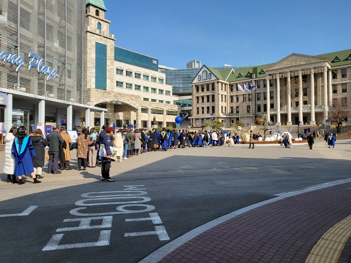 [서울=뉴시스] 이소현 기자 = 18일 오후 2시께 찾은 한양대 메인 포토존 '사자상' 앞에는 수백명의 인파가 몰렸다. 2022.02.18. winning@newsis.com *재판매 및 DB 금지