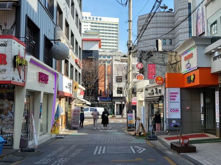 [서울=뉴시스] 이소현 기자 = 18일 사진 찍는 인파로 붐비는 캠퍼스와는 달리 한양대 인근 상권인 왕십리역 주변은 온종일 한산한 분위기다. 2022.02.18. winning@newsis.com *재판매 및 DB 금지