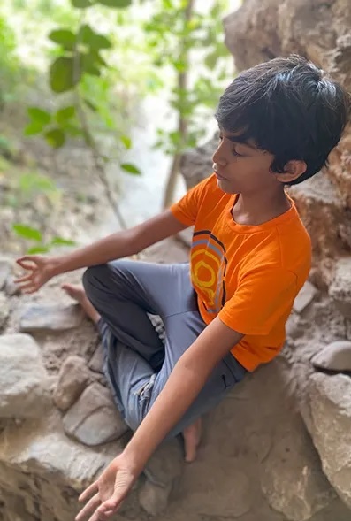 [서울=뉴시스] 기네스북 세계 기록에서 최연소 요가 강사로 공인받은 레얀시 수라니(10)가 요가 수련을 하고 있다. (출처 : 기네스북 홈페이지 갈무리) 2022.02.18. *재판매 및 DB 금지