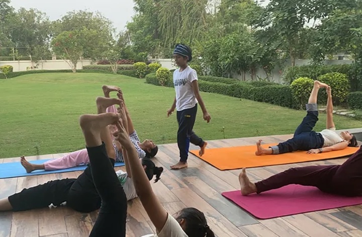 [서울=뉴시스] 기네스북 세계 기록에서 최연소 요가 강사로 공인받은 레얀시 수라니(10)가 요가 수업을 하고 있다. (출처 : 기네스북 홈페이지 갈무리) 2022.02.18. *재판매 및 DB 금지