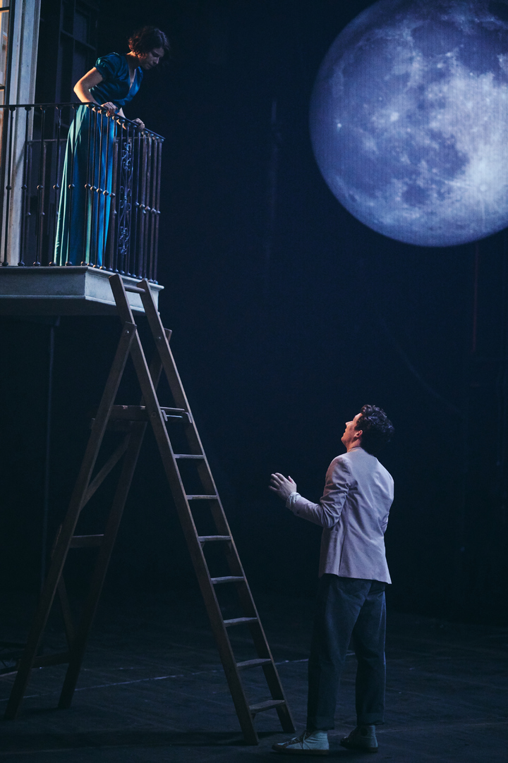 [서울=뉴시스]영국 국립극장 '로미오와 줄리엣' 공연 사진. (사진=Rob Youngson/국립극장 제공) 2022.02.18. photo@newsis.com *재판매 및 DB 금지