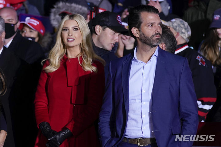 [케노샤(미 위스콘신주)=AP/뉴시스]도널드 트럼프 전 미 대통령의 딸 이방카와 장남 도널드 트럼프 주니어가 2020년 11월2일 위스콘신주 케노샤에서 열린 트럼프 전 대통령의 선거 유세에서 연설을 듣고 있다. 미 법원은 17일(현지시간) 트럼프 전 대통령에게 그의 사업 관행에 대한 뉴욕주의 조사에서 선서하에 증언해야 한다고 판결했다. 법원은 또 이방카와 도널드 트럼프 주니어에 대해서도 소환장에 따르라고 명령했다. 2022.2.18