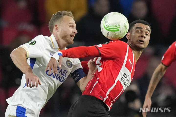 [아인트호벤=AP/뉴시스] PSV 아인트호벤의 코디 각포(오른쪽)가 지난 2월 18일 네덜란드 아인트호벤 필립스 스타디움에서 열린 마카비 텔아비브와 2021~22 UEFA 유로파 컨퍼런스리그 플레리오프 1차전에서 탈 빈 차임과 볼다툼을 하고 있다. 2022.03.30.