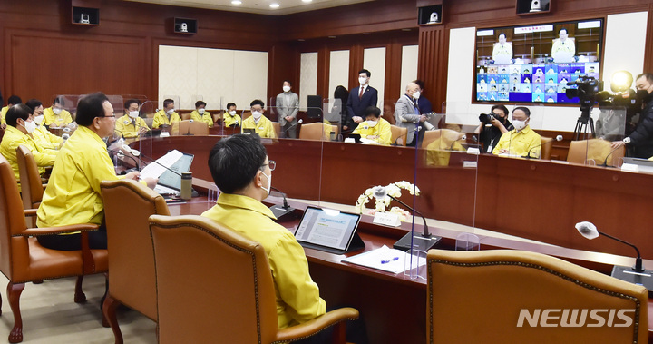 [서울=뉴시스] 배훈식 기자 = 김부겸 국무총리가 18일 오전 서울 종로구 정부서울청사에서 열린 코로나19 대응 중앙재난안전대책본부 회의를 주재하고 있다. (공동취재사진) 2022.02.18. photo@newsis.com