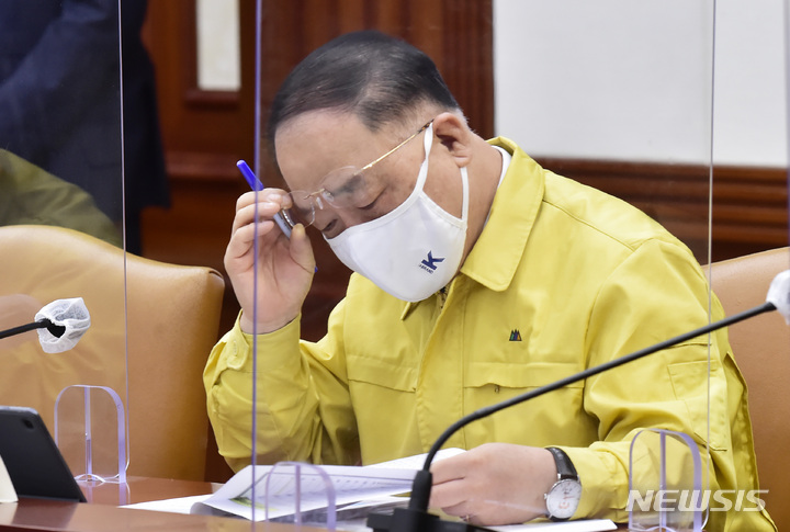 [서울=뉴시스] 배훈식 기자 = 홍남기 경제부총리 겸 기획재정부 장관. (공동취재사진) 2022.02.18. photo@newsis.com