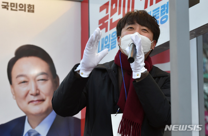 [대구=뉴시스] 이무열 기자 = 이준석 국민의힘 대표가 18일 오전 대구 북구 운암교네거리에서 출근길 시민들에게 인사하며 윤석열 대선 후보의 지지를 호소하고 있다. 2022.02.18. lmy@newsis.com