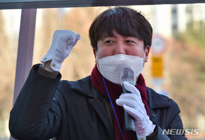 [대구=뉴시스] 이무열 기자 = 이준석 국민의힘 대표가 18일 오전 대구 북구 운암교네거리에서 출근길 시민들에게 인사하며 윤석열 대선 후보의 지지를 호소하고 있다. 2022.02.18. lmy@newsis.com