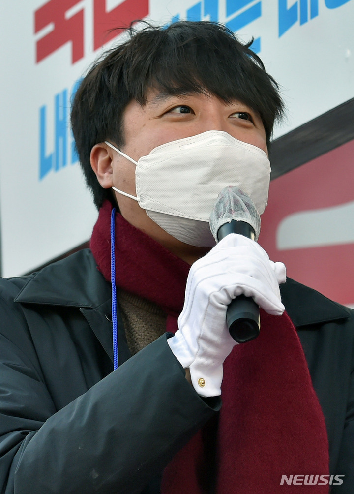 [대구=뉴시스] 이무열 기자 = 이준석 국민의힘 대표가 지난 18일 오전 대구 북구 운암교네거리에서 출근길 시민들에게 인사하며 윤석열 대선 후보의 지지를 호소하고 있다. 2022.02.18. lmy@newsis.com