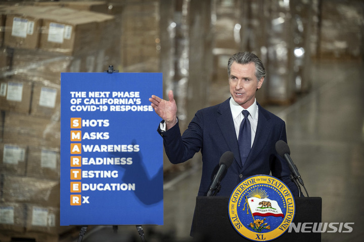 [업랜드=AP/뉴시스]참사 수준의 대선후보 TV토론 이후 미국 정계에서 조 바이든 대통령을 대체할 잠재 후보군에 이목이 쏠린다. 사진은 개빈 뉴섬 미 캘리포니아 주지사가 2022년 2월17일 캘리포니아 업랜드에서 기자회견하는 모습. 2024.07.01.