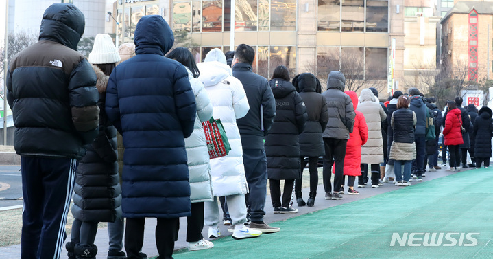 [서울=뉴시스] 이영환 기자 = 지난 18일 오전 서울 송파구 선별진료소에서 시민들이 검사를 받기 위해 대기하고 있다. 2022.02.18. 20hwan@newsis.com