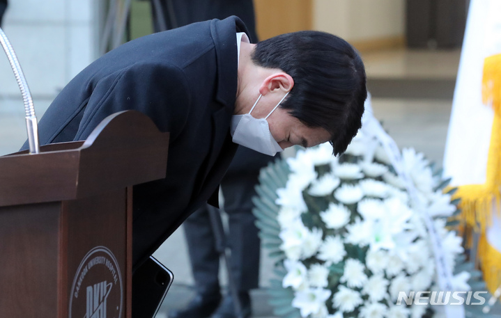 [천안=뉴시스] 강종민 기자 = 국민의당 안철수 대선 후보가 18일 오전 천안 단국대학교병원 장례식장에서 열린 고(故) 손평오 국민의당 충남 논산·계룡·금산 지역 선거대책위원장 영결식에서 유가족과 당원들에게 인사하고 있다. 2022.02.18. ppkjm@newsis.com