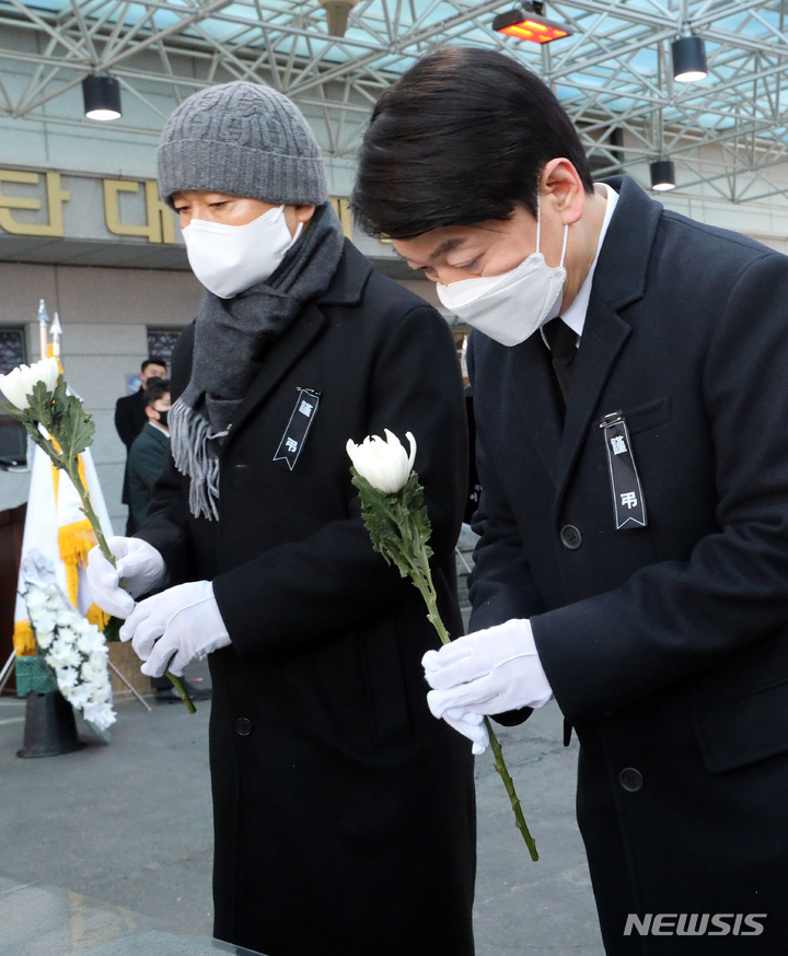 [천안=뉴시스] 강종민 기자 = 국민의당 안철수 대선 후보가 18일 오전 천안 단국대학교병원 장례식장에서 열린 고(故) 손평오 국민의당 충남 논산·계룡·금산 지역 선거대책위원장 영결식에서 최진석 상임선거대책위원장과 함께 헌화하고 있다. 2022.02.18. ppkjm@newsis.com
