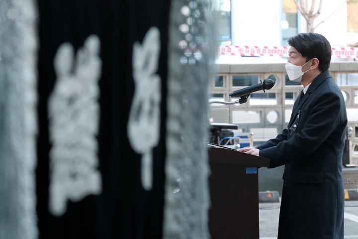 [천안=뉴시스] 강종민 기자 = 국민의당 안철수 대선 후보가 18일 오전 충남 천안 단국대학교병원 장례식장에서 열린 고(故) 손평오 국민의당 충남 논산·계룡·금산 지역 선거대책위원장 영결식에서 조사(弔辭)를 하고 있다. (공동취재사진) 2022.02.18. photo@newsis.com