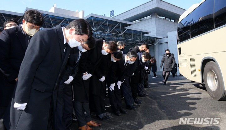 [천안=뉴시스] 강종민 기자 = 국민의당 안철수 대선 후보가 18일 오전 천안 단국대학교병원 장례식장에서 열린 고(故) 손평오 국민의당 충남 논산·계룡·금산 지역 선거대책위원장 영결식에서 고인의 마지막 가는 길을 배웅하고 있다. (공동취재사진) 2022.02.18. photo@newsis.com
