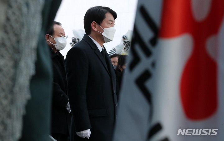 [천안=뉴시스] 강종민 기자 = 국민의당 안철수 대선 후보가 18일 오전 천안 단국대학교병원 장례식장에서 열린 고(故) 손평오 국민의당 충남 논산·계룡·금산 지역 선거대책위원장 영결식에 참석하고 있다. (공동취재사진) 2022.02.18. photo@newsis.com