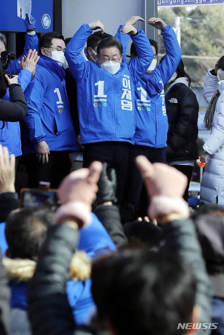 [순천=뉴시스] 최동준 기자 = 이재명 더불어민주당 대선 후보가 18일 전남 순천 연향패션거리에서 열린 유세에서 지지자들 연호에 하트를 만들어 화답하고 있다. 2022.02.18. photocdj@newsis.com