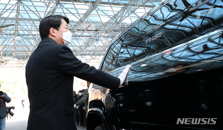 [천안=뉴시스] 강종민 기자 = 국민의당 안철수 대선 후보가 18일 오전 천안 단국대학교병원 장례식장에서 열린 고(故) 손평오 국민의당 충남 논산·계룡·금산 지역 선거대책위원장 영결식에서 고인의 마지막 가는 길을 배웅하고 있다. (공동취재사진) 2022.02.18. photo@newsis.com