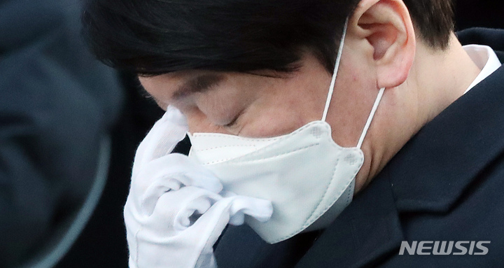 [천안=뉴시스] 강종민 기자 = 국민의당 안철수 대선 후보가 18일 오전 천안 단국대학교병원 장례식장에서 열린 고(故) 손평오 국민의당 충남 논산·계룡·금산 지역 선거대책위원장 영결식에서 침통한 표정을 짓고 있다. (공동취재사진) 2022.02.18. photo@newsis.com