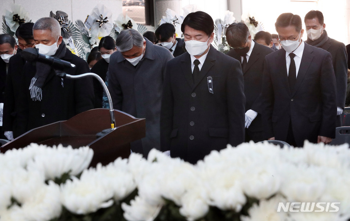 [천안=뉴시스] 강종민 기자 = 국민의당 안철수 대선 후보가 18일 오전 천안 단국대학교병원 장례식장에서 열린 고(故) 손평오 국민의당 충남 논산·계룡·금산 지역 선거대책위원장 영결식에서 묵념하고 있다. (공동취재사진) 2022.02.18. photo@newsis.com