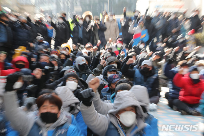 [서울=뉴시스] 권창회 기자 = 전국택배노조 소속 택배노동자들이 18일 오전 서울 중구 CJ대한통운 본사에서 열린 CJ규탄 집회에서 구호를 외치고 있다. 2022.02.18. kch0523@newsis.com