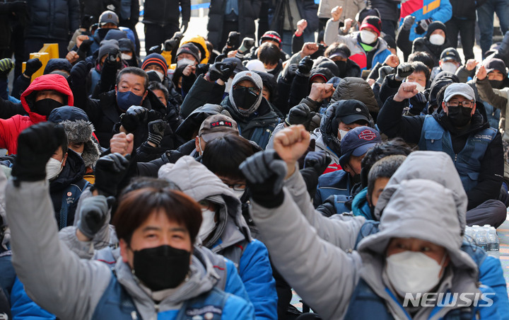 [서울=뉴시스] 권창회 기자 = 전국택배노조 소속 택배노동자들이 지난 18일 오전 서울 중구 CJ대한통운 본사에서 열린 CJ규탄 집회에서 구호를 외치고 있다. 2022.02.18. kch0523@newsis.com